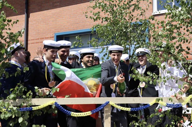 Jublande elever sprang ut från Praktiska gymnasiet Jublande elever sprang ut från Praktiska gymnasiet