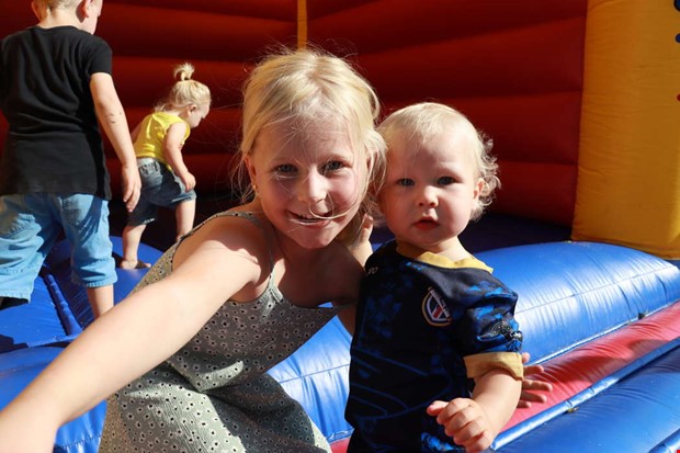 Junikv�llar med hoppborg och grillning i �sa