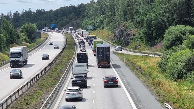 Lnga ker p E6 igen  vgarbete trolig orsak