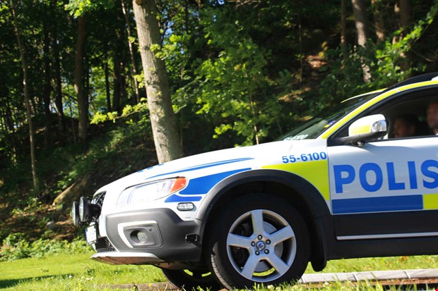Polis larmades till inbrott i bostad   misstnkt lmnade i garens bil 