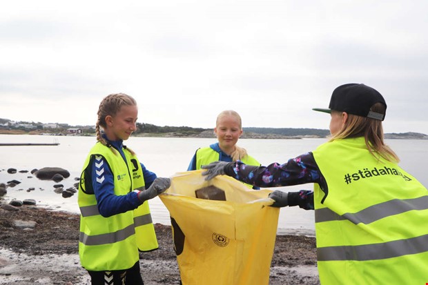 Laget städade stranden ren från skräp Laget städade stranden ren från skräp