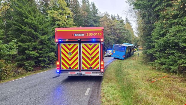 Skolbuss har kört ner i dike – vägen stängdes av Skolbuss har kört ner i dike – vägen stängdes av