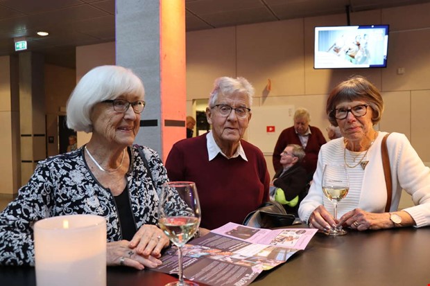 Jazziga toner p teatern lockade publik