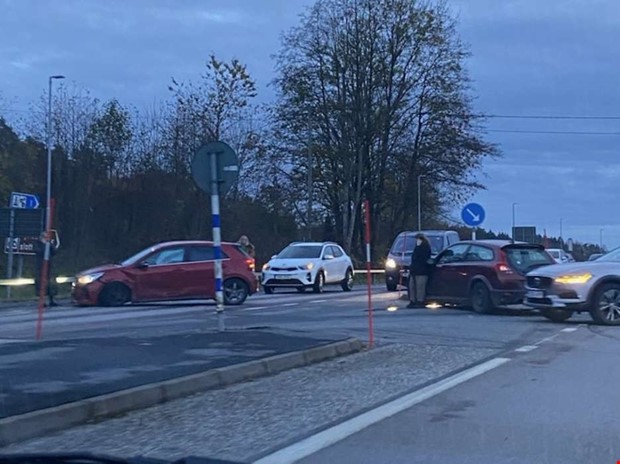 Flera bilar i olycka i Fjärås Flera bilar i olycka i Fjärås