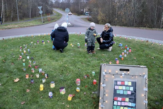 Ljus i rondell markerar barnens rätt i samhället Ljus i rondell markerar barnens rätt i samhället