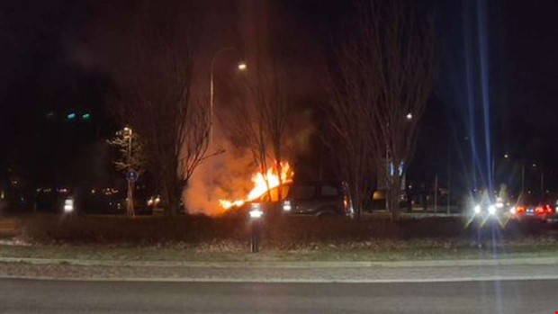 Bil brjade brinna vid rondell 