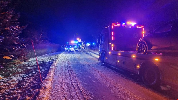 Strömavbrott efter krock på Hällingsjövägen Strömavbrott efter krock på Hällingsjövägen