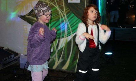 F�rgsprakande barndisco p� kvarteret Tullens g�rd