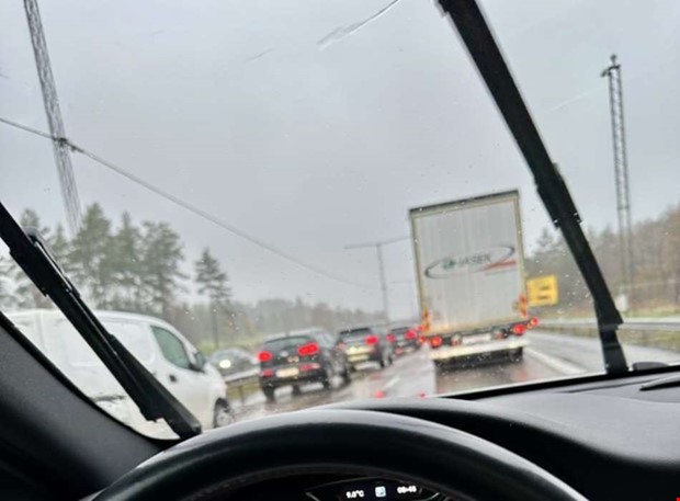 Stillastående lastbil skapar långa köer på E6 Stillastående lastbil skapar långa köer på E6