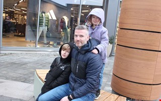 M�nga kunder lockas av m�rkeskl�der till l�gpris 