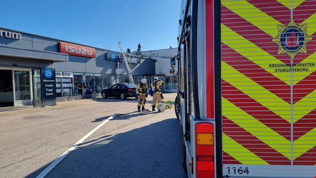 Brand i industribyggnad – stort pådrag på platsen