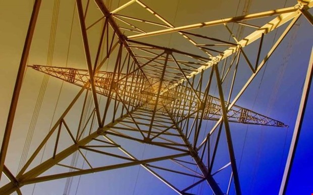 Träd fallit på elledning – flera hushåll utan ström Träd fallit på elledning – flera hushåll utan ström