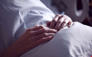 Patient lg i sin egen avfring