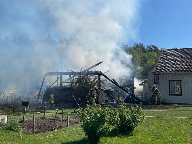 Fullt utvecklad brand i lada – eftersläckning pågår Fullt utvecklad brand i lada – eftersläckning pågår