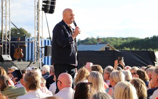 Fullsatt och solsken vid slottet