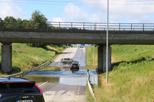 Viadukt översvämmad vid Fjärås station - vägen avstängd länge Viadukt översvämmad vid Fjärås station - vägen avstängd länge