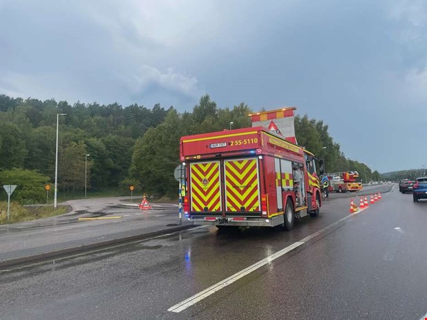 Personbil körde av vägen – en till sjukhus  Personbil körde av vägen – en till sjukhus