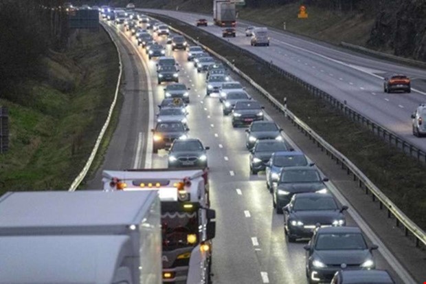 Långa köer på E6 i morgontrafiken Långa köer på E6 i morgontrafiken