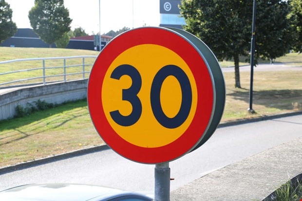 Debatt: Röriga vägskyltar  Debatt: Röriga vägskyltar