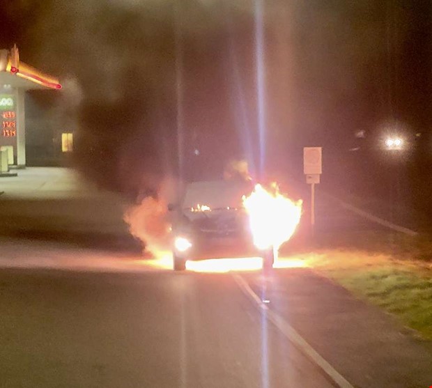 Bilbrand vid mack – räddningstjänsten på plats Bilbrand vid mack – räddningstjänsten på plats