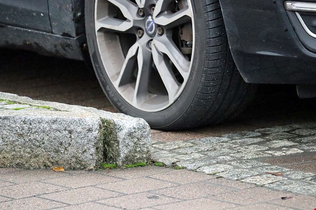 Bilen skadad  nu krvs lgre trottoarkant