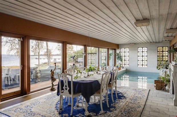 60-talsvilla med pool och bastu skapar stor nyfikenhet 60-talsvilla med pool och bastu skapar stor nyfikenhet