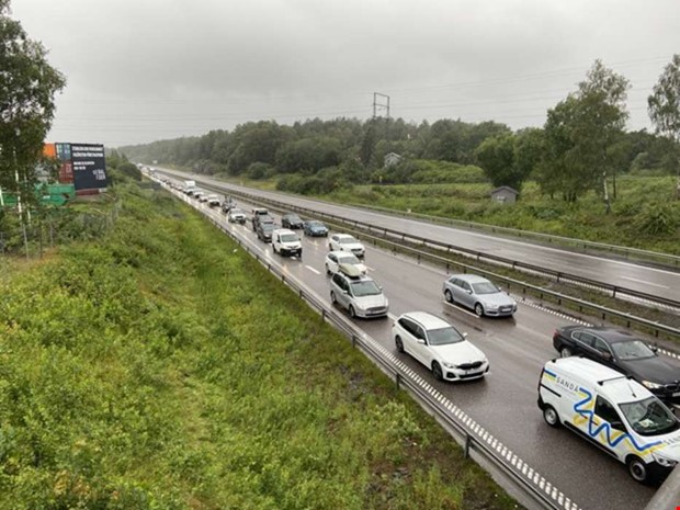 Stillastående lastbil skapar problem på E6 vid Kungsbacka Stillastående lastbil skapar problem på E6 vid Kungsbacka