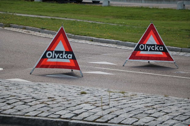 Lastbil blockerar körfält
