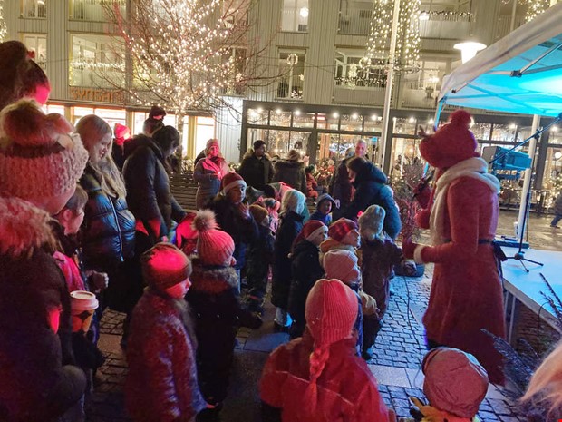 Full fart p stmningsfullt barndisco