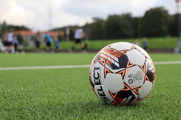 DM �r lottat � derbyfest i en grupp