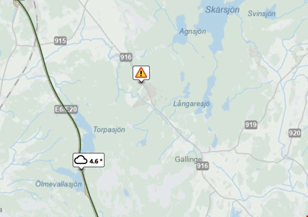 Nedfallet träd skapar problem på Gällingevägen Nedfallet träd skapar problem på Gällingevägen