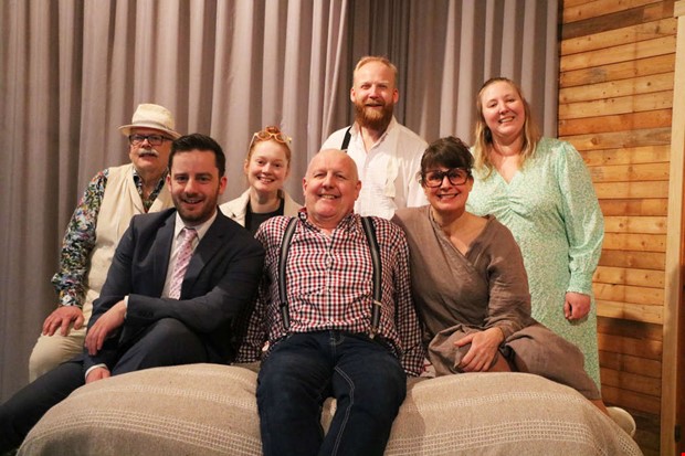 Kärlekshistoria i Fars i Fjärås nya föreställning Kärlekshistoria i Fars i Fjärås nya föreställning