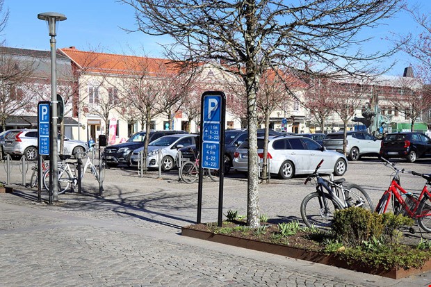 Kyrkbänkar och parkeringar tas bort på torget i sommar