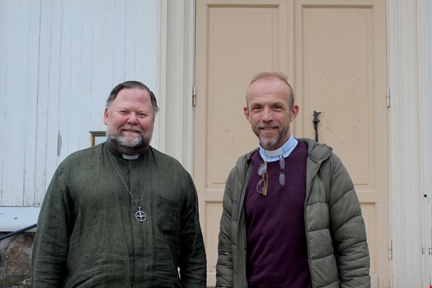 M�nga samlas n�r kyrkan flyttar ut p� torget