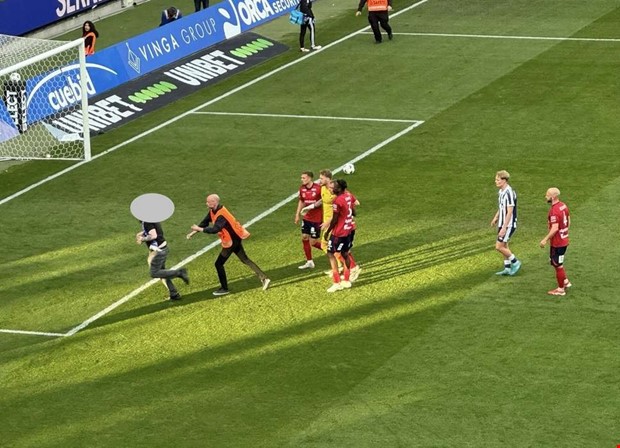 Målvakten från Onsala mitt i kaosscenerna på Gamla Ullevi Målvakten från Onsala mitt i kaosscenerna på Gamla Ullevi