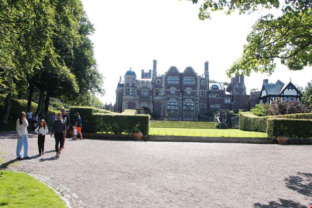 Konserter, guidade turer och sk�rmflykt p� Tjol�holm 