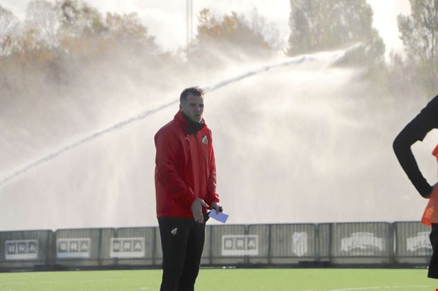 Tr�naren sparkas fr�n storklubben