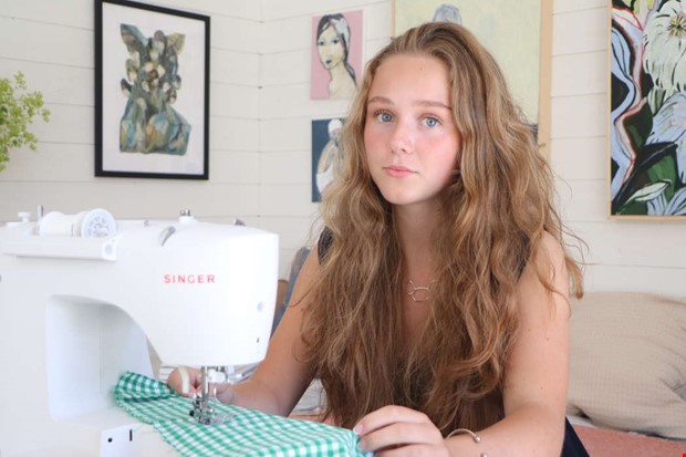 Olivia, 16 �r, startade f�retag � syr v�skor av �tervunnet tyg  