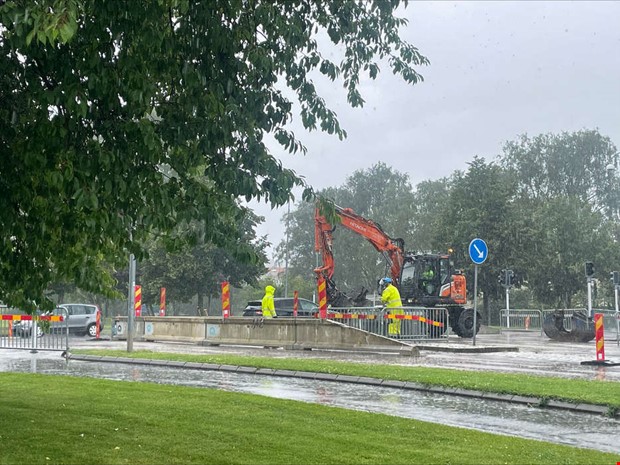 Akut vattenläcka stoppar trafik på viktiga leden Akut vattenläcka stoppar trafik på viktiga leden