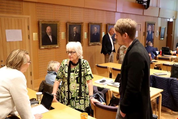 Debatt: Vrdanstllda ska tjna som inom industrin