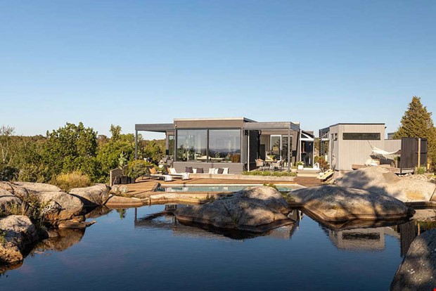 Modern villa med pool och naturdamm mest klickad  Modern villa med pool och naturdamm mest klickad