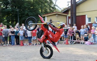 V�rldsstj�rnan bes�kte sin gamla skola � elever jublade 