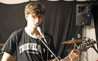 Succ fr mtesplatsen  unga samlas kring musiken