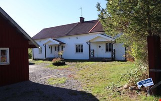 Droger, stök och falska papper – nu är hemmet till salu