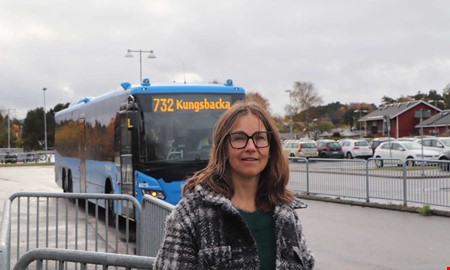 Barnen fr st p bussen  mamma Maria orolig