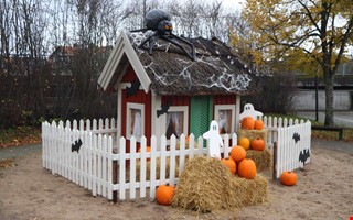 Tomtens rda hus i parken har blivit spkhus