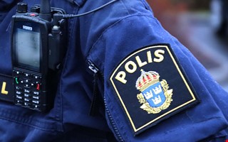Krock och smitning  tv personer sks av polis