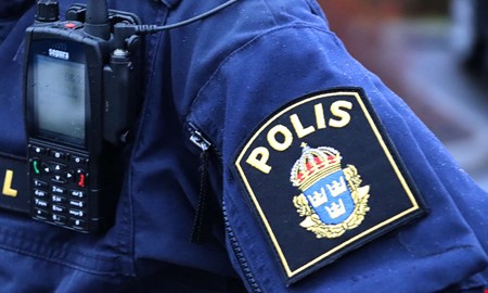 Krock och smitning  tv personer sks av polis