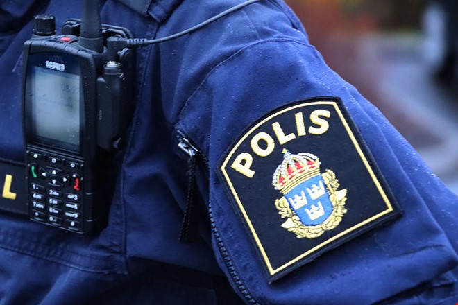 Krock och smitning  tv personer sks av polis