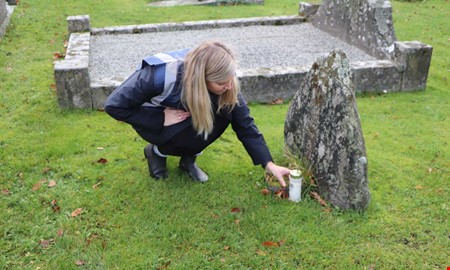 Anhriga fr hjlp  tnder gravljus p allhelgona